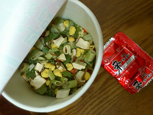 日本で売られているものは75グラム、具が豪華で麺の量も多い