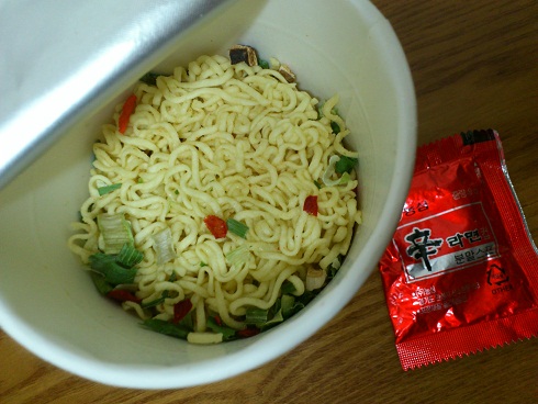 韓国で売られているものは65グラム、具がほとんど無い