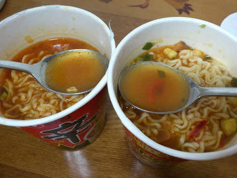 スープは若干の違いですが韓国が赤、日本はオレンジといったところ