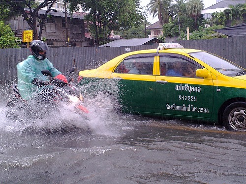 水しぶきを上げて走るバイク