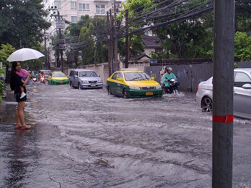 車の列は延々と…