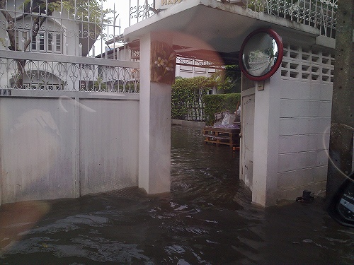 この家は玄関のすぐ下まで水が来ていました