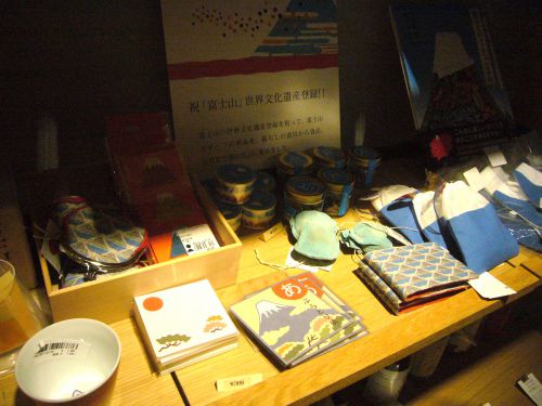 世界遺産富士山の小物も並んでいます。