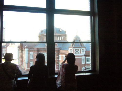 窓からは大きく東京駅が見えます。