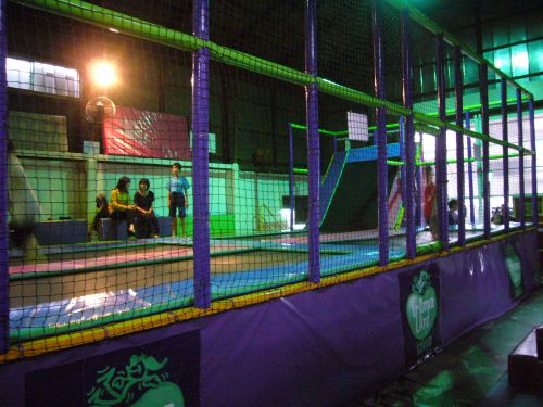 このようにトランポリンが並びます。