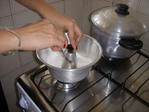 プリン型を直接火にかけてカラメルソースを作っているところ