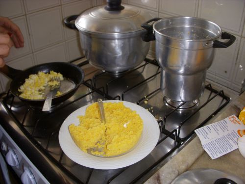 クスクゼイロからクスクスののった器具を抜き出したところ