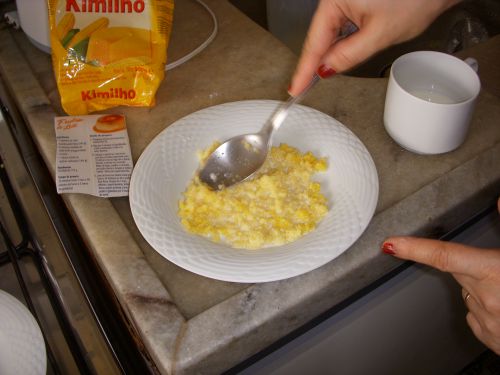 蒸し上がったクスクスを牛乳と混ぜて味を付けているところ