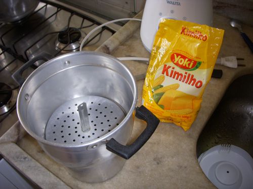 クスクゼイロとクスクスの材料であるトウモロコシ粉の袋