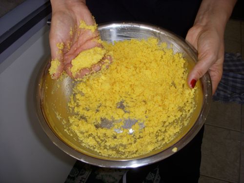 とうもろこし粉を水で練って、クスクスに程よい硬さになった状態