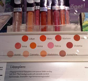 女性の名前が色ごとに書かれたリップグロス