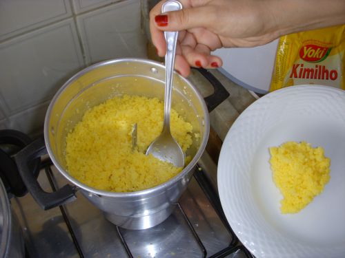 蒸せたクスクスを取り分けるところ