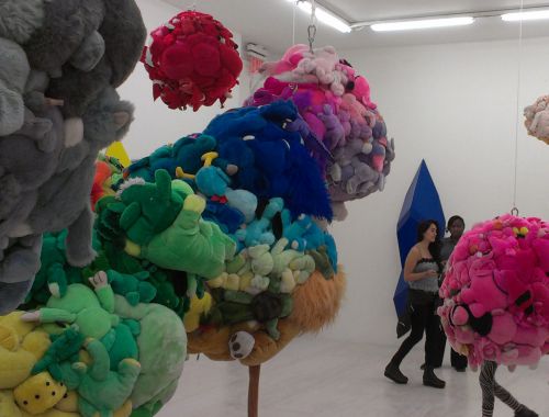 使い古しのぬいぐるみを使ったインスタレーション
