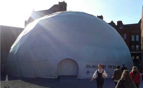 入り口広場に立てられた舞台用の巨大ドーム