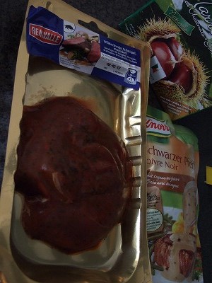 今は秋の狩猟料理の季節なので、鹿肉やカモシカ肉も売られています。これはイノシシ肉。