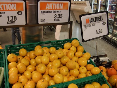 これからの季節は、このフルーツたちもスイスで人気です。温州ミカンと柿。ミカンは「ＳＡＴＳＵＭＡ（薩摩）」、柿は「ＫＡＫＩ」と呼ばれています。