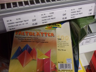 日本でもお馴染みの折り紙も売られています。写真のものは日本円にして約1500円ほどしていました（驚）。