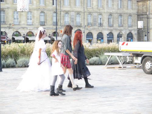 行進前に集合場所にゾンビが続々出現！