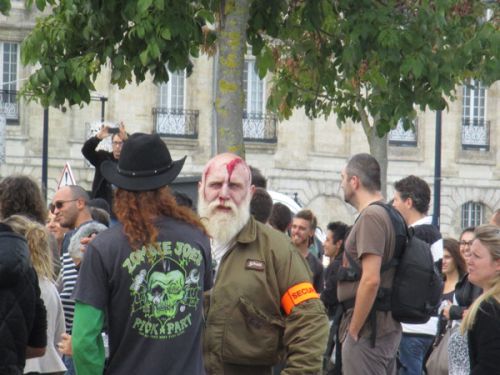 このリアルに怖いゾンビは、まさかのセキュリティー担当の方