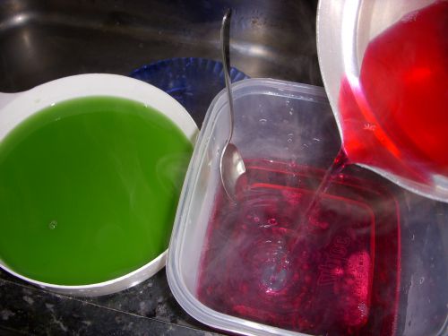 ゼリーの素のゼリーを作り、型に入れているところ