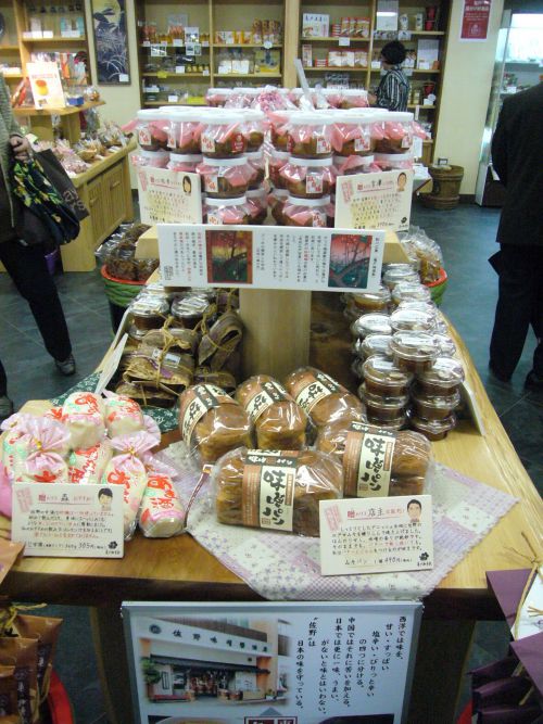 地元の美味しいものがならびます。