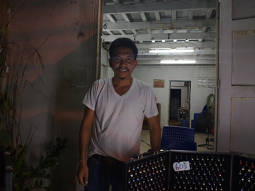 愛想の良いおじさん、後ろの建物が作業場だそうです