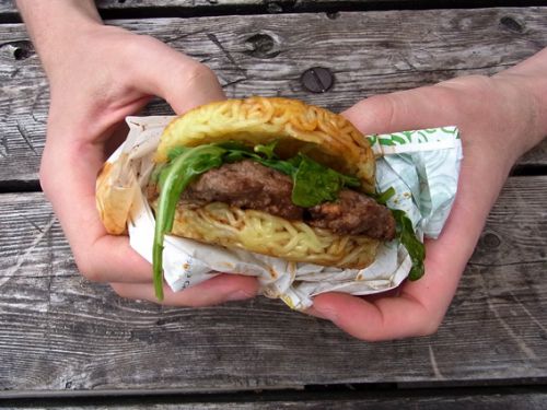 一日限定300-400個のラーメンバーガー醤油味、8ドル/約800円