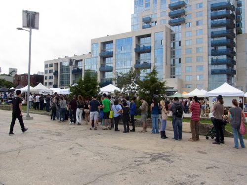 時間が経つにつれて列もだんだん長くなっていきます