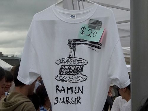 お土産に？ラーメンバーガーTシャツ、20ドル/約2000円