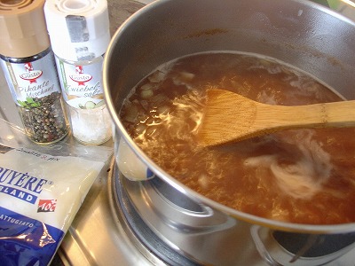 小麦粉をこんがりキツネ色にすると、スープも茶色系の色に。