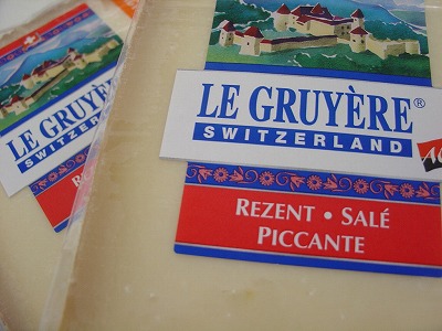 スイス自慢のチーズも不可欠です。グリュイエールチーズが私の一番のお気に入りです♪