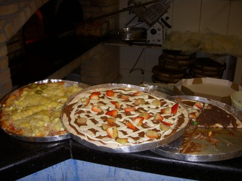 チョコレートソースとホワイトチョコソースの上にイチゴをトッピングしたピザ（中央）