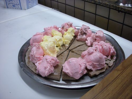 トッピングされている途中のアイスクリームピザ