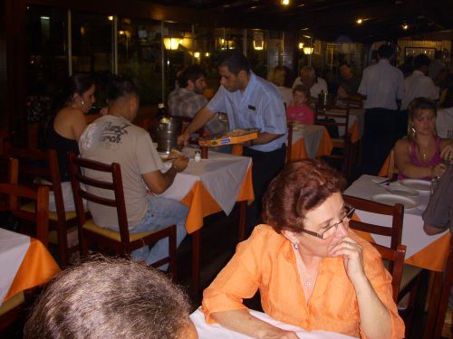 ロディージオ形式のピザレストランの店内