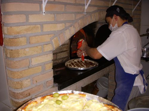 ピザ生地にチョコレートソースとホワイトチョコソースを塗っているところ