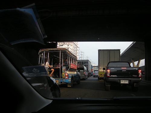 他の車両に混じると全然バスって感じがしません