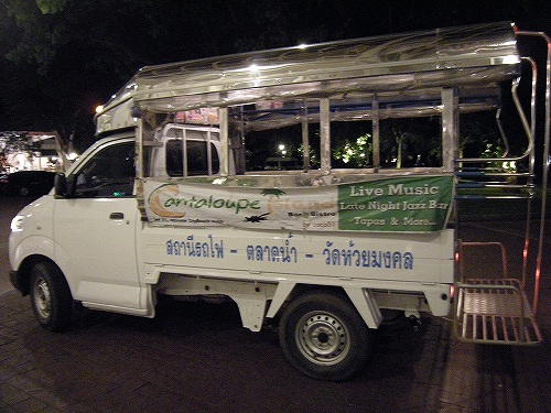 先日行ったリゾートでタクシーを呼んだらソンテウが来ました