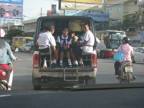 満席に見えますね、いや、まだステップが空いてるか…