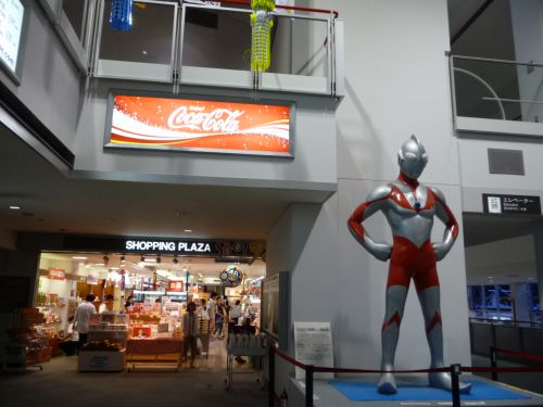 空港内の売店にも！