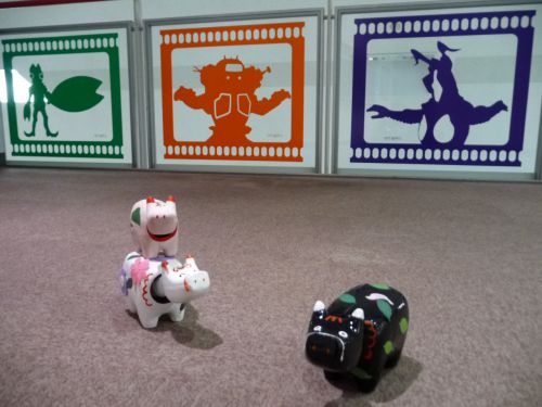 黒ベコとパチリ。窓にある一つひとつのデザインがとてもかわいい