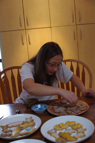 アイシングで飾りつけ。色は子どもたちにおまかせ