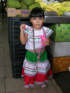 山積みバナナの前でアデリータス