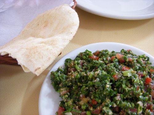 サンパウロのアラブ料理店のメニューでおなじみのタブーリと付け合せのピタパン