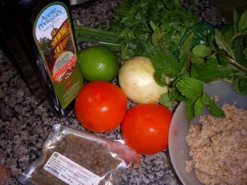 タブーリの材料。右の皿は水を吸収したキーベ