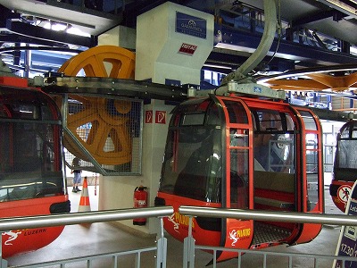 ケーブルカー乗り場にて。ケーブルカー乗り場と登山鉄道乗り場はそれぞれ違う場所にありますので、ご注意！