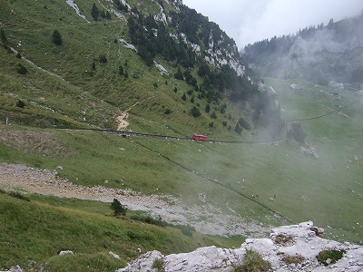 急なこう配をゆっくり上る赤い列車は、遠くからでも目を引きます。