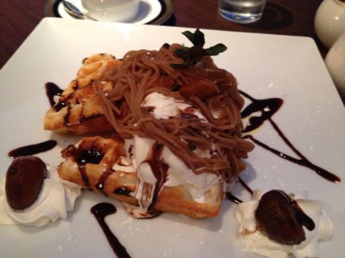 こちらはモンブラン・ワッフル　意外と豪快です