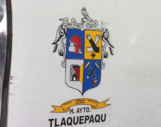 隣町トラケパケの紋章には、特産品の焼き物が。