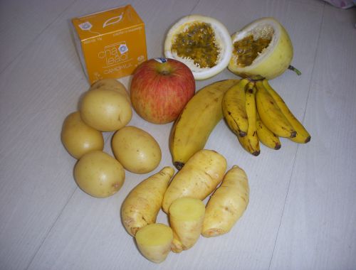 離乳食の初めに良いとされる黄色い食材（手前はマンジョッキーニャ、右奥はパッションフルーツ、左奥はカモミールティー）