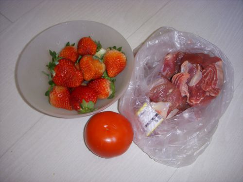 離乳食の第三段階に入った時に良いとされる赤色の食材（右は牛肉）